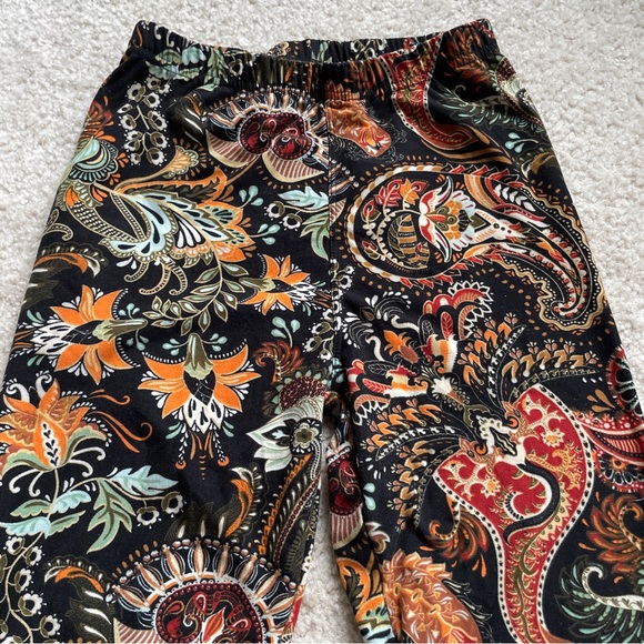 One size Regular leggings- Paisley print super soft stretch texture. Relaxed fit - Picture 2 of 5
